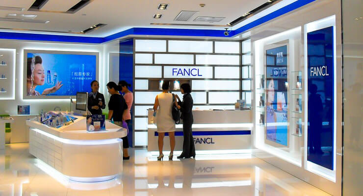 Customers in FANCL kiosk