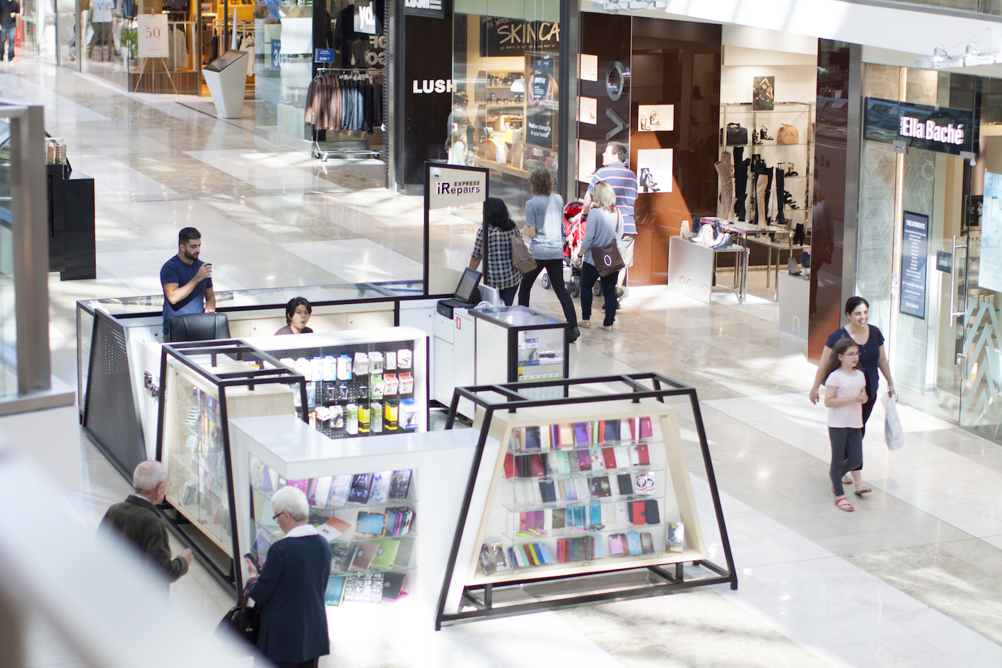 People walking aroung Express iRepairs