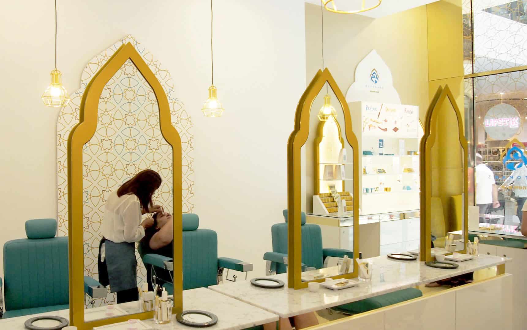 Ottoman staff threading customer.