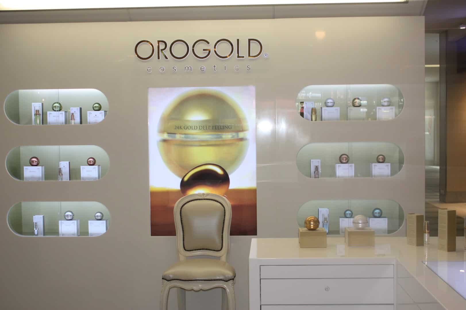 OROGOLD display with a chair